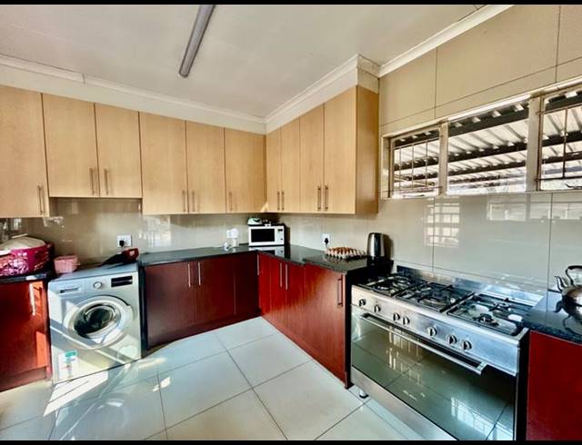 3 BEDROOM HOUSE FOR SALE IN VANDERBIJLPARK SE 2